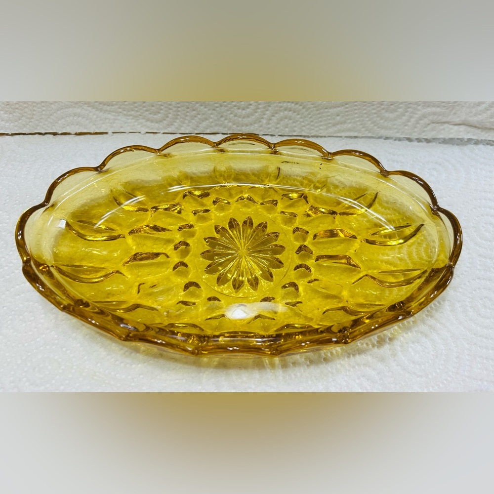 Vintage Indiana glass nut tray. Excellent condition. No cracks or chips.